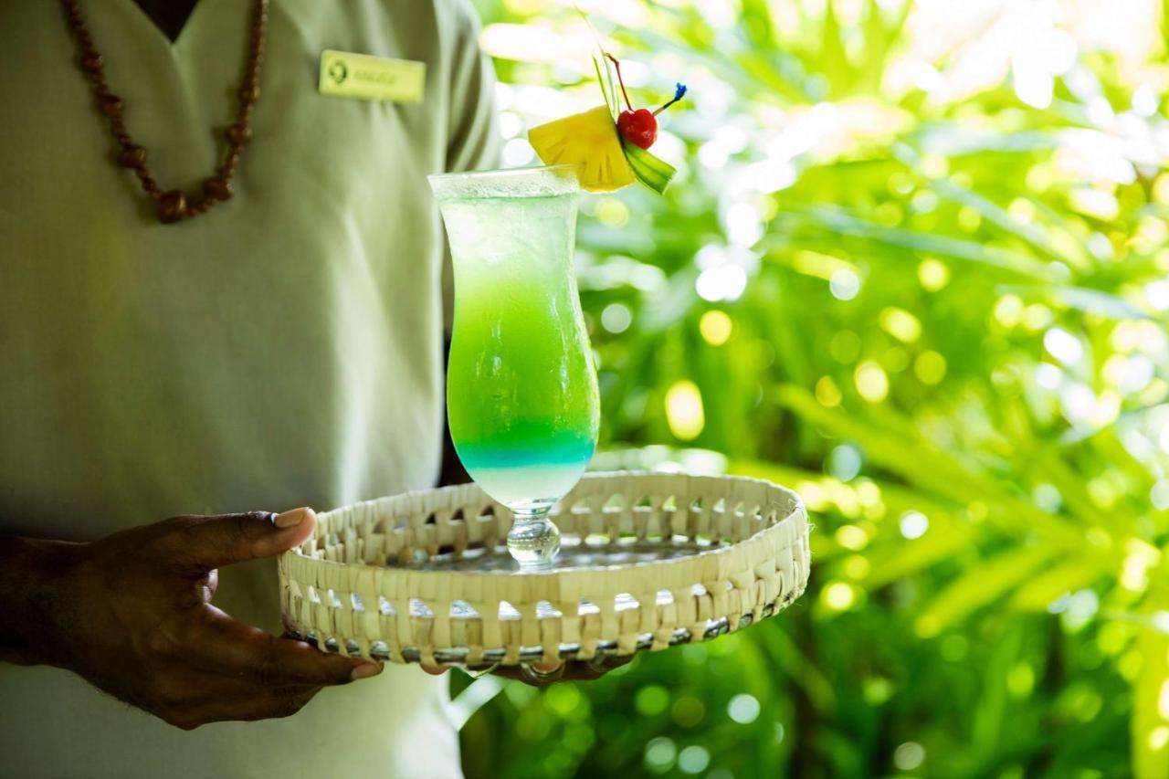 Outrigger Fiji Beach Resort Korotogo Eksteriør bilde A server holding a tray