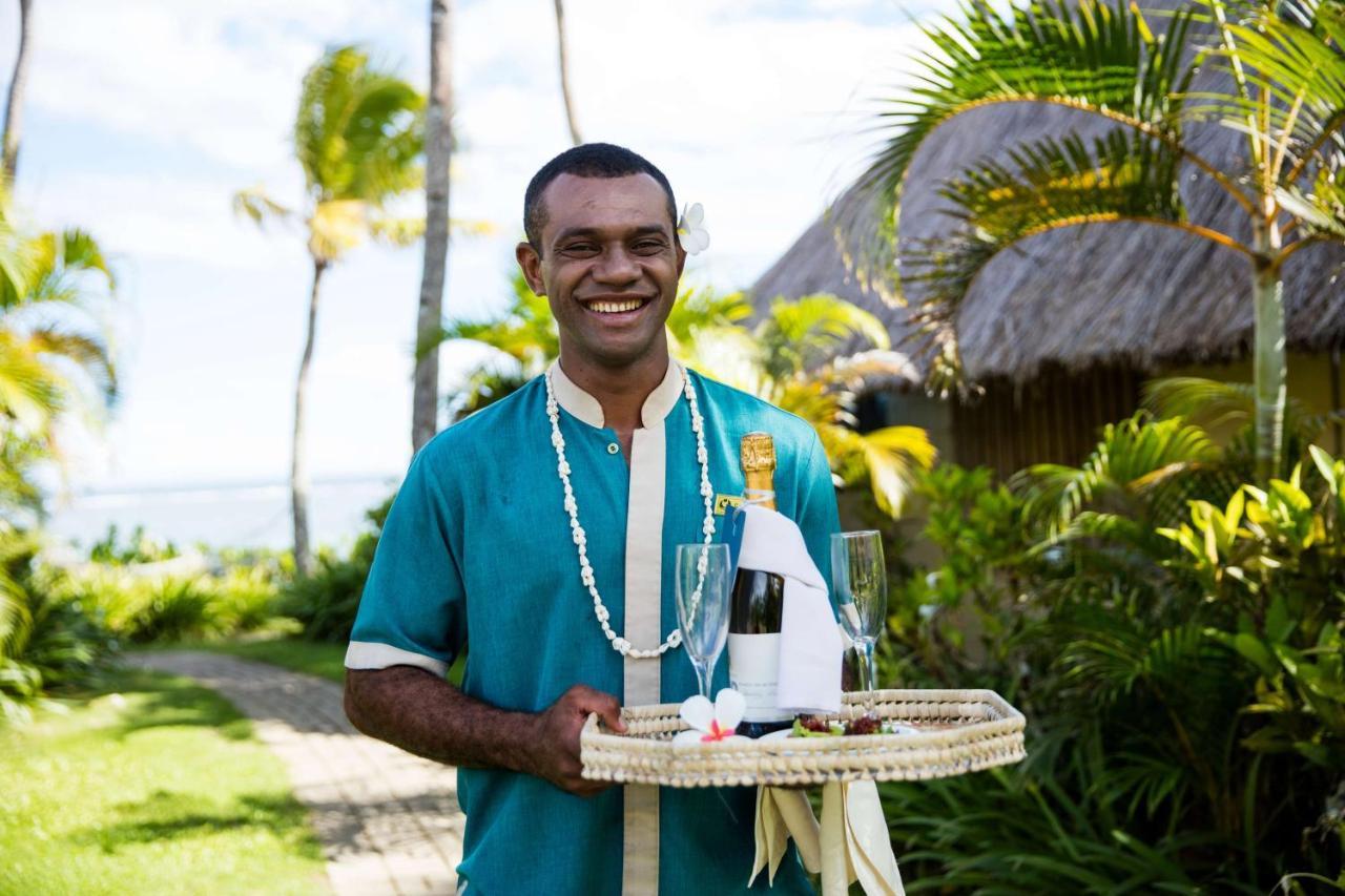 Outrigger Fiji Beach Resort Korotogo Eksteriør bilde A hotel butler in the Maldives