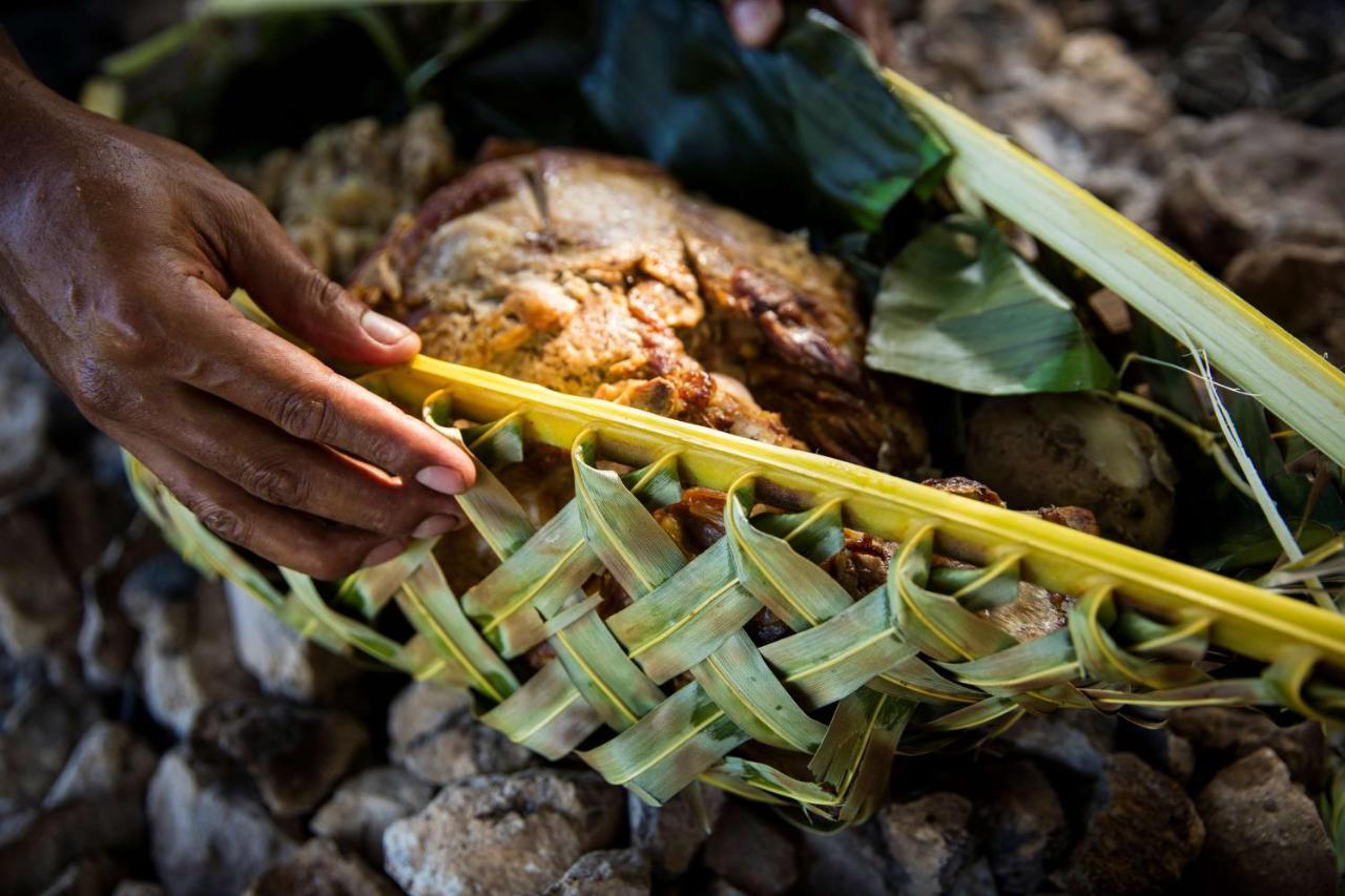 Outrigger Fiji Beach Resort Korotogo Eksteriør bilde Kava being prepared in Fiji