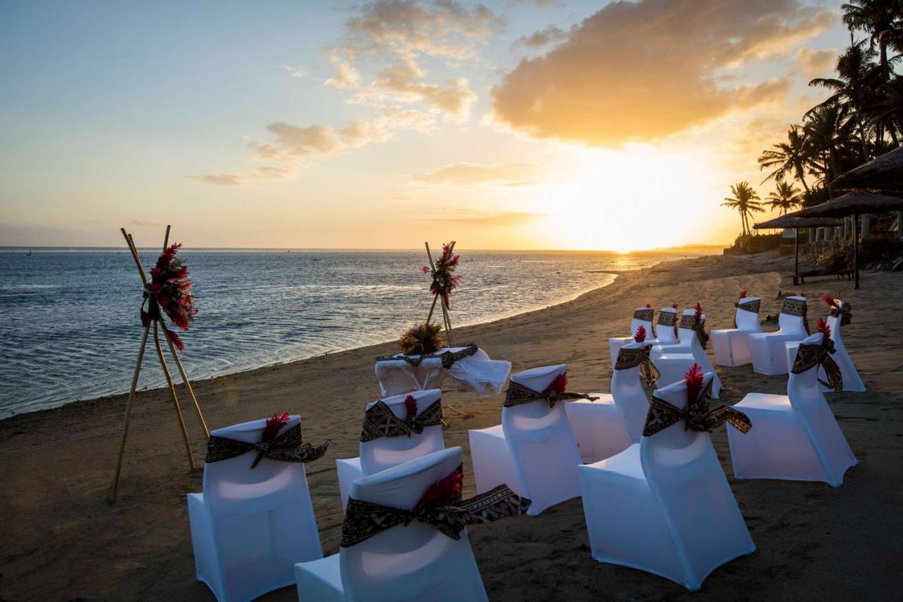 Outrigger Fiji Beach Resort Korotogo Eksteriør bilde Sunset at the beach