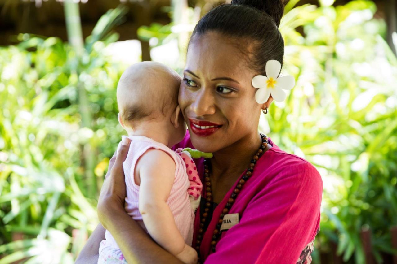 Outrigger Fiji Beach Resort Korotogo Eksteriør bilde A mother and child in Samoa