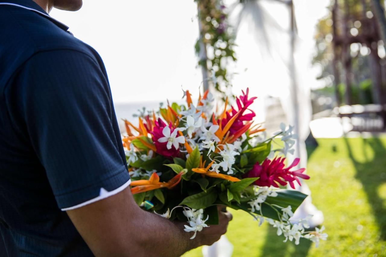 Outrigger Fiji Beach Resort Korotogo Eksteriør bilde A bouquet of tropical flowers