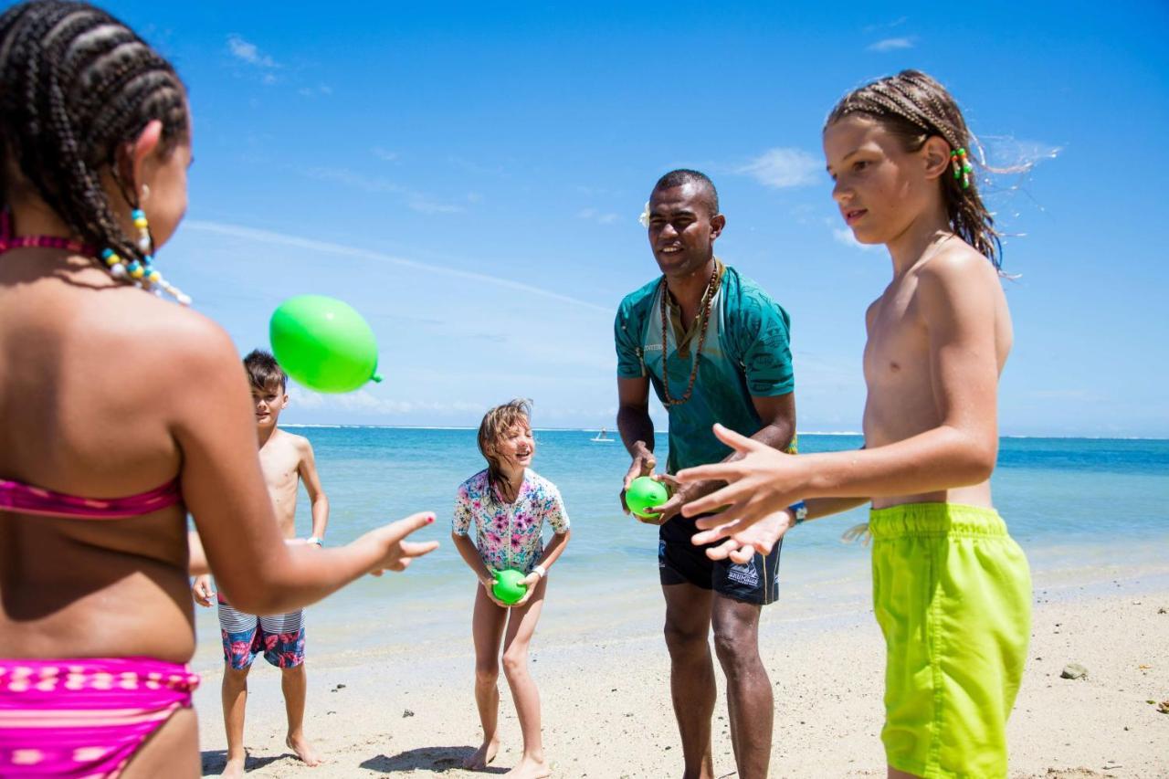Outrigger Fiji Beach Resort Korotogo Eksteriør bilde Children playing with beach balls