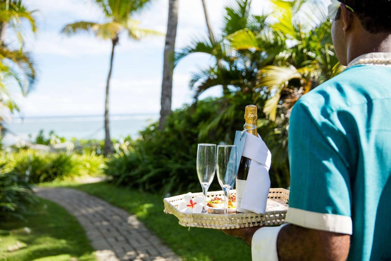 Outrigger Fiji Beach Resort Korotogo Eksteriør bilde A butler at the Four Seasons Resort Maldives at Landaa Giraavili