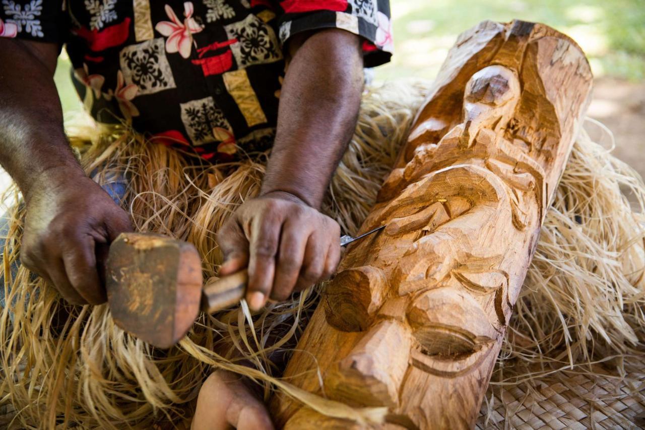 Outrigger Fiji Beach Resort Korotogo Eksteriør bilde A man carving a mask in the Solomon Islands
