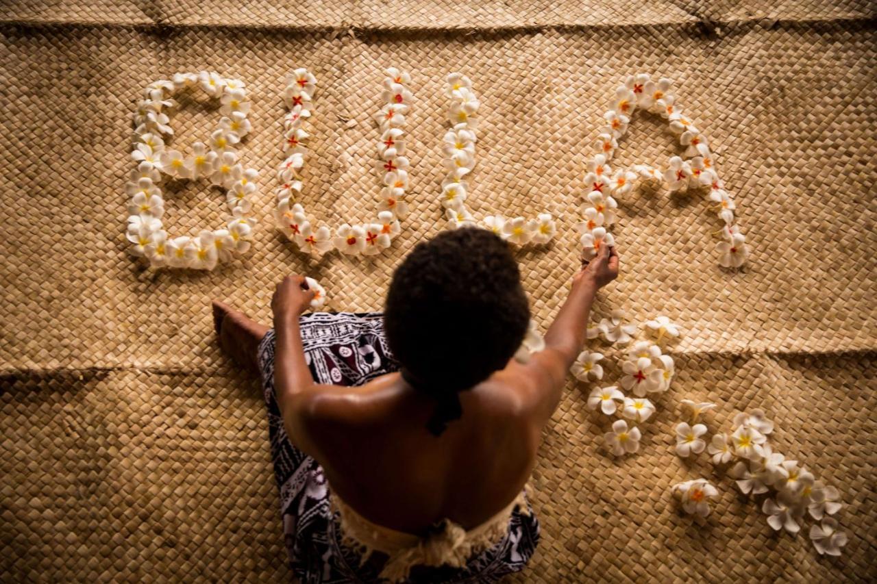 Outrigger Fiji Beach Resort Korotogo Eksteriør bilde A Samoan woman weaving a tapa