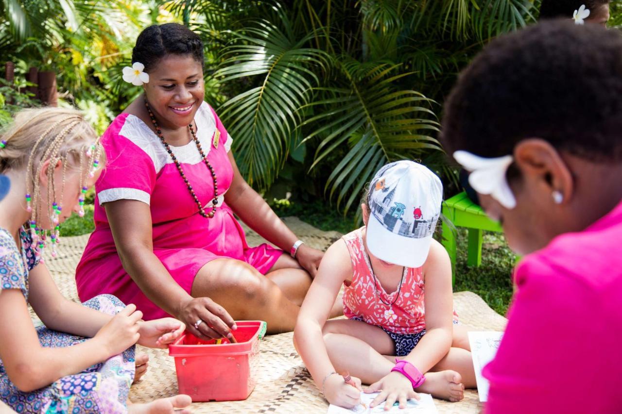 Outrigger Fiji Beach Resort Korotogo Eksteriør bilde A woman from the Seychelles with children