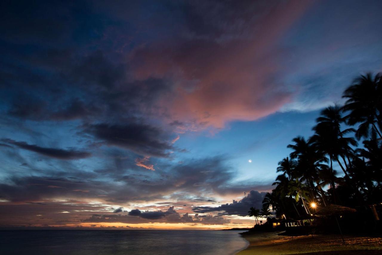 Outrigger Fiji Beach Resort Korotogo Eksteriør bilde Sunset at the beach
