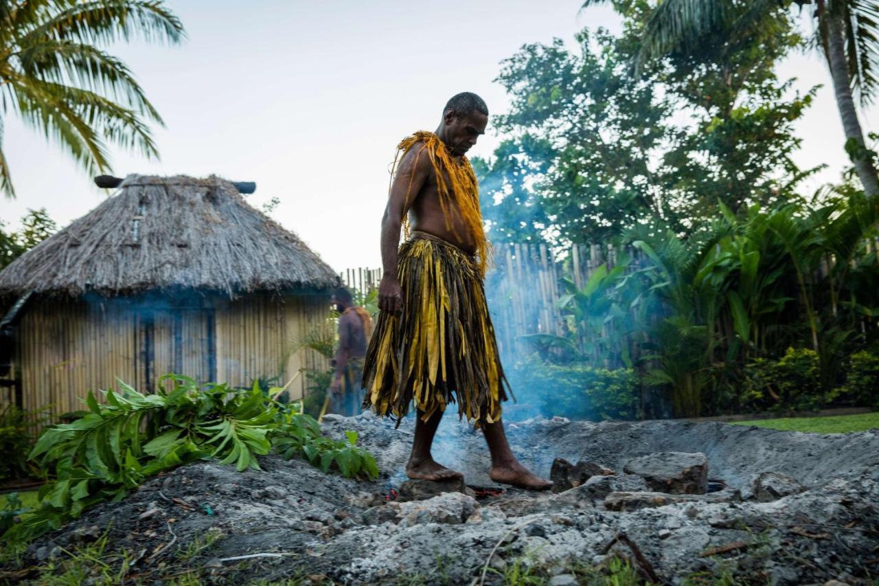 Outrigger Fiji Beach Resort Korotogo Eksteriør bilde A man from the village of Malu'a Satu, on the island of American Samoa