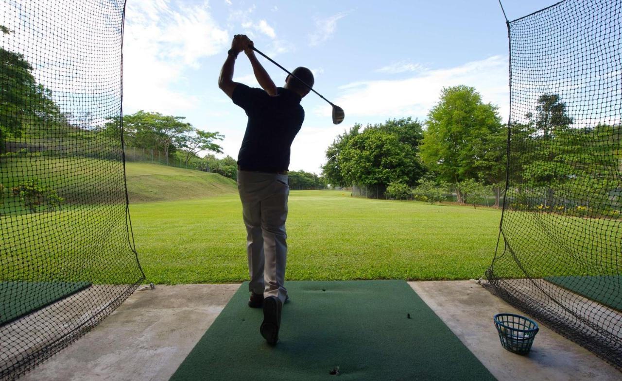Outrigger Fiji Beach Resort Korotogo Eksteriør bilde A golfer practicing at a driving range