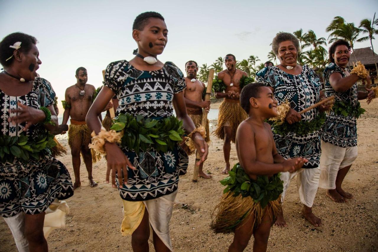 Outrigger Fiji Beach Resort Korotogo Eksteriør bilde Tuvaluan dancers