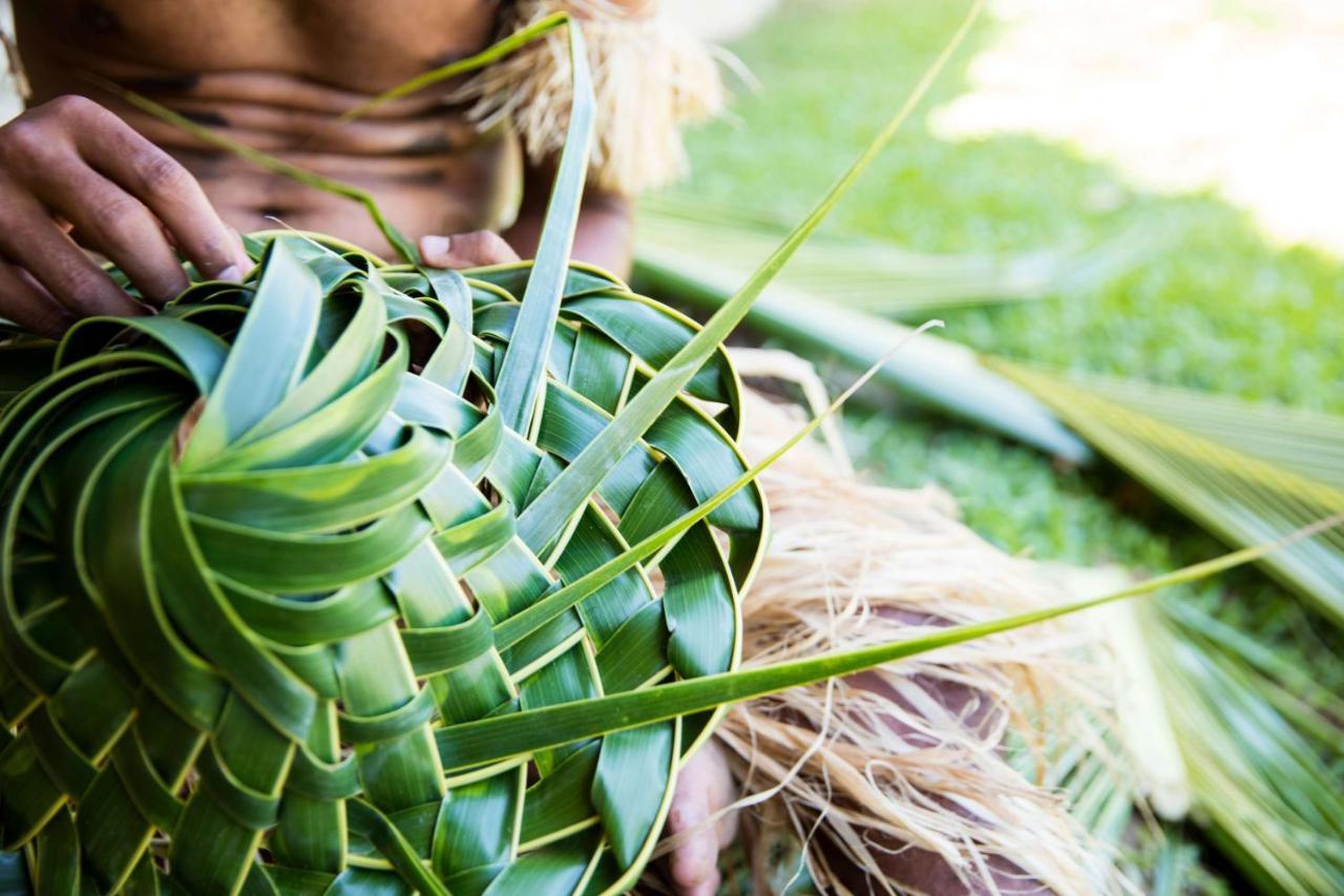 Outrigger Fiji Beach Resort Korotogo Eksteriør bilde Weaving of a tapa