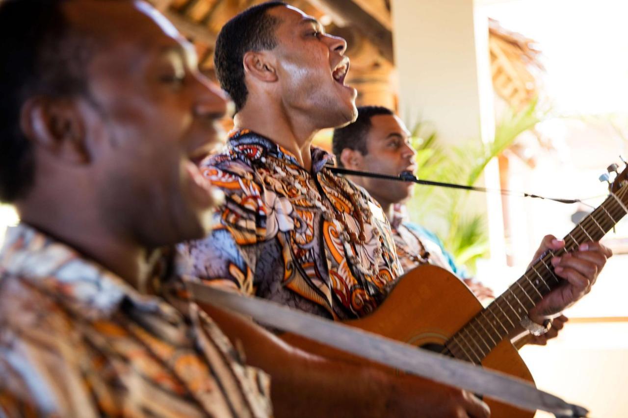 Outrigger Fiji Beach Resort Korotogo Eksteriør bilde Musicians at the 2011 conference