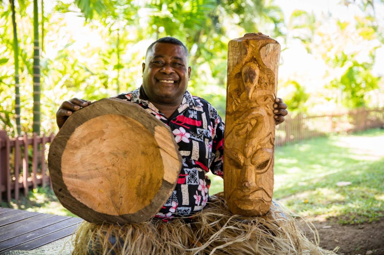 Outrigger Fiji Beach Resort Korotogo Eksteriør bilde A man from the Solomon Islands with a drum and a carved post