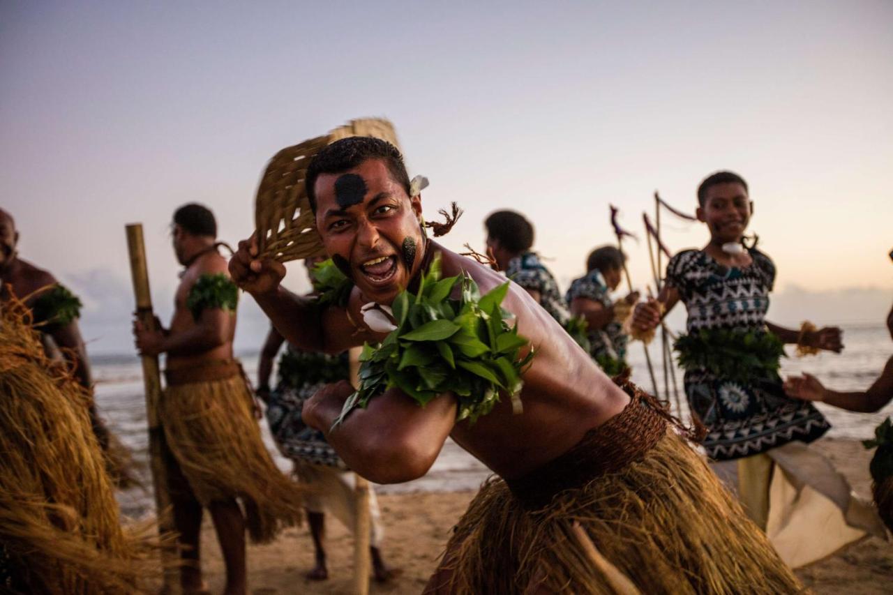 Outrigger Fiji Beach Resort Korotogo Eksteriør bilde A dancer from the Malaita province