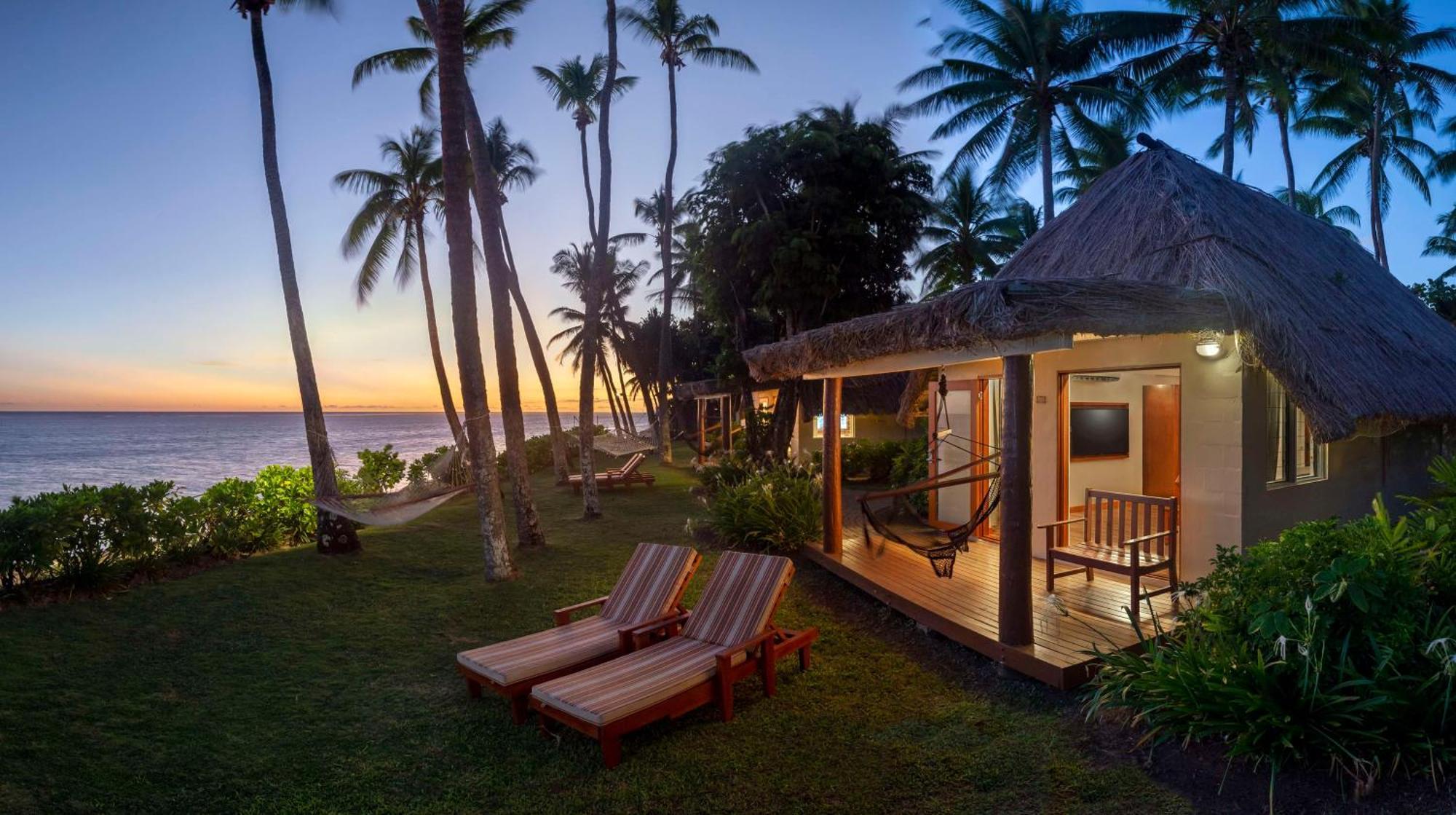 Outrigger Fiji Beach Resort Korotogo Eksteriør bilde Sunset at the Beachfront Villas