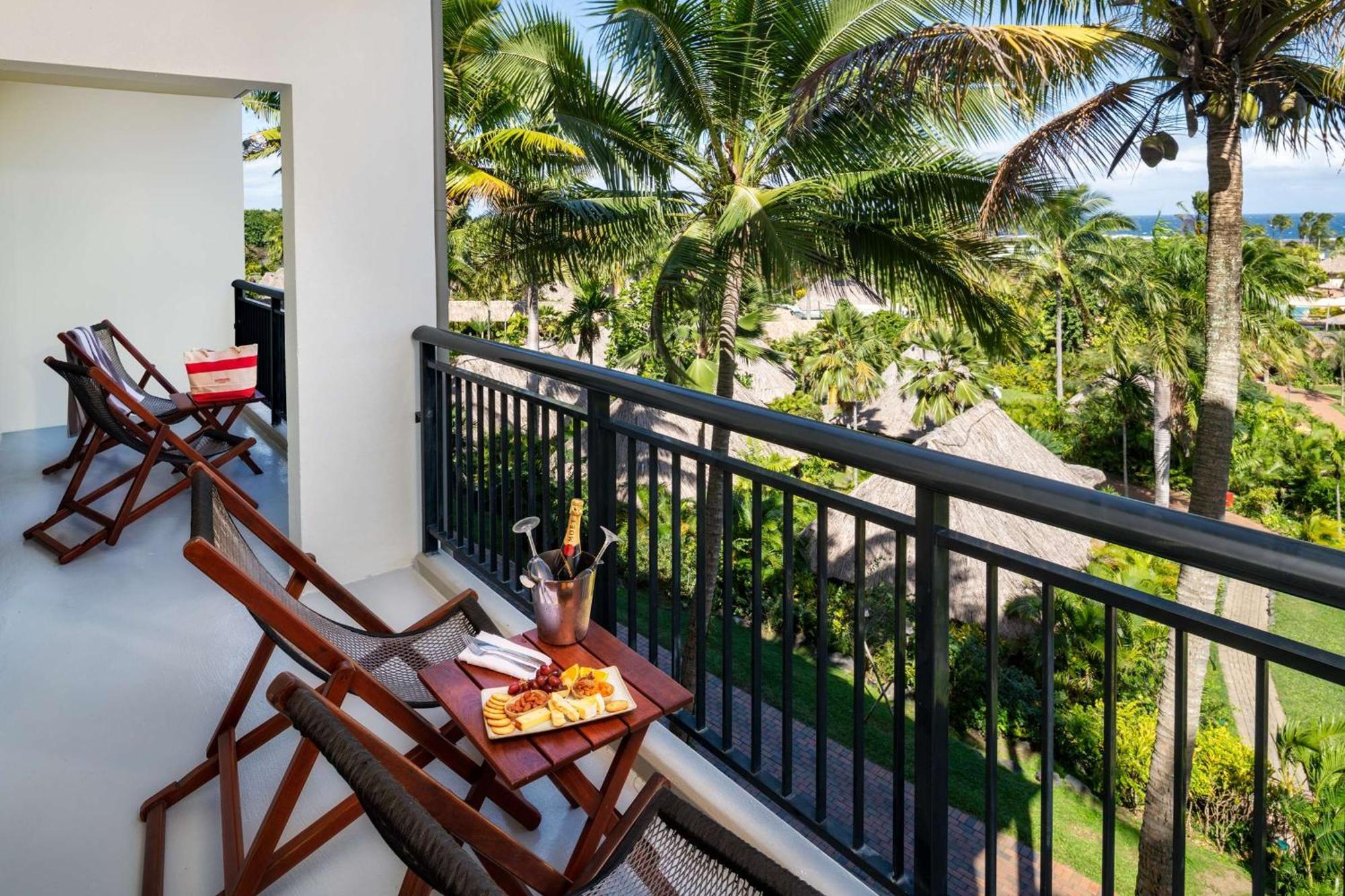 Outrigger Fiji Beach Resort Korotogo Eksteriør bilde A balcony