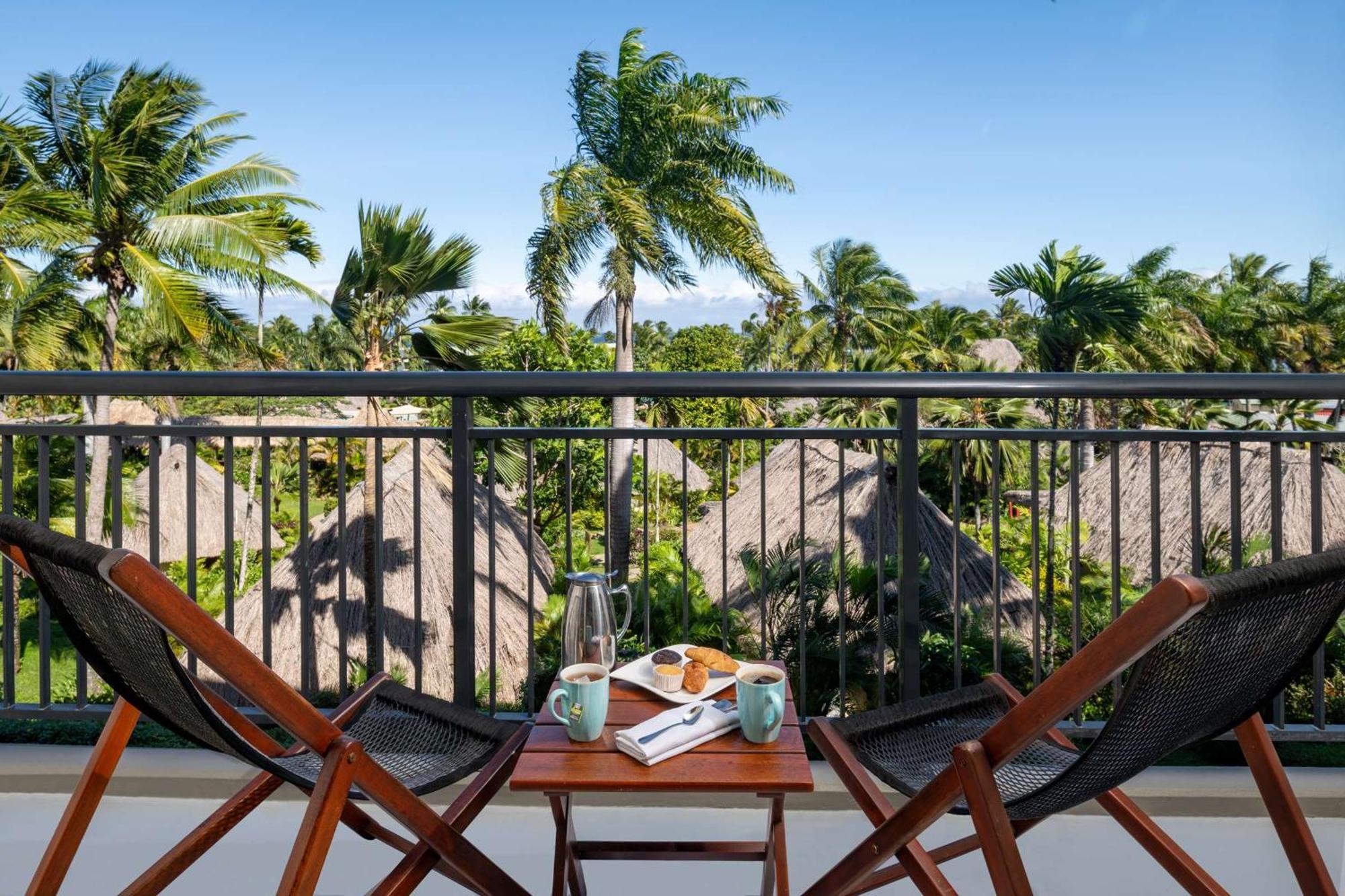 Outrigger Fiji Beach Resort Korotogo Eksteriør bilde A balcony at the resort