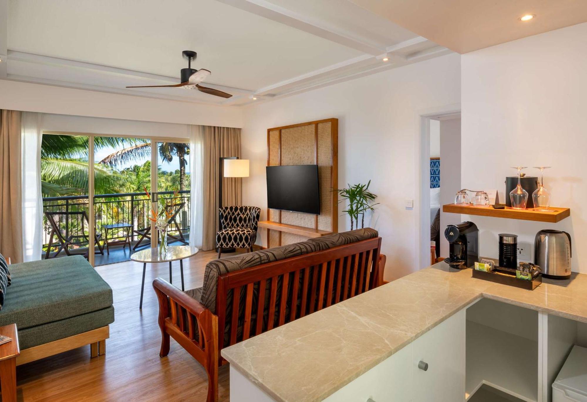 Outrigger Fiji Beach Resort Korotogo Eksteriør bilde A suite at the Hilton Maldives
