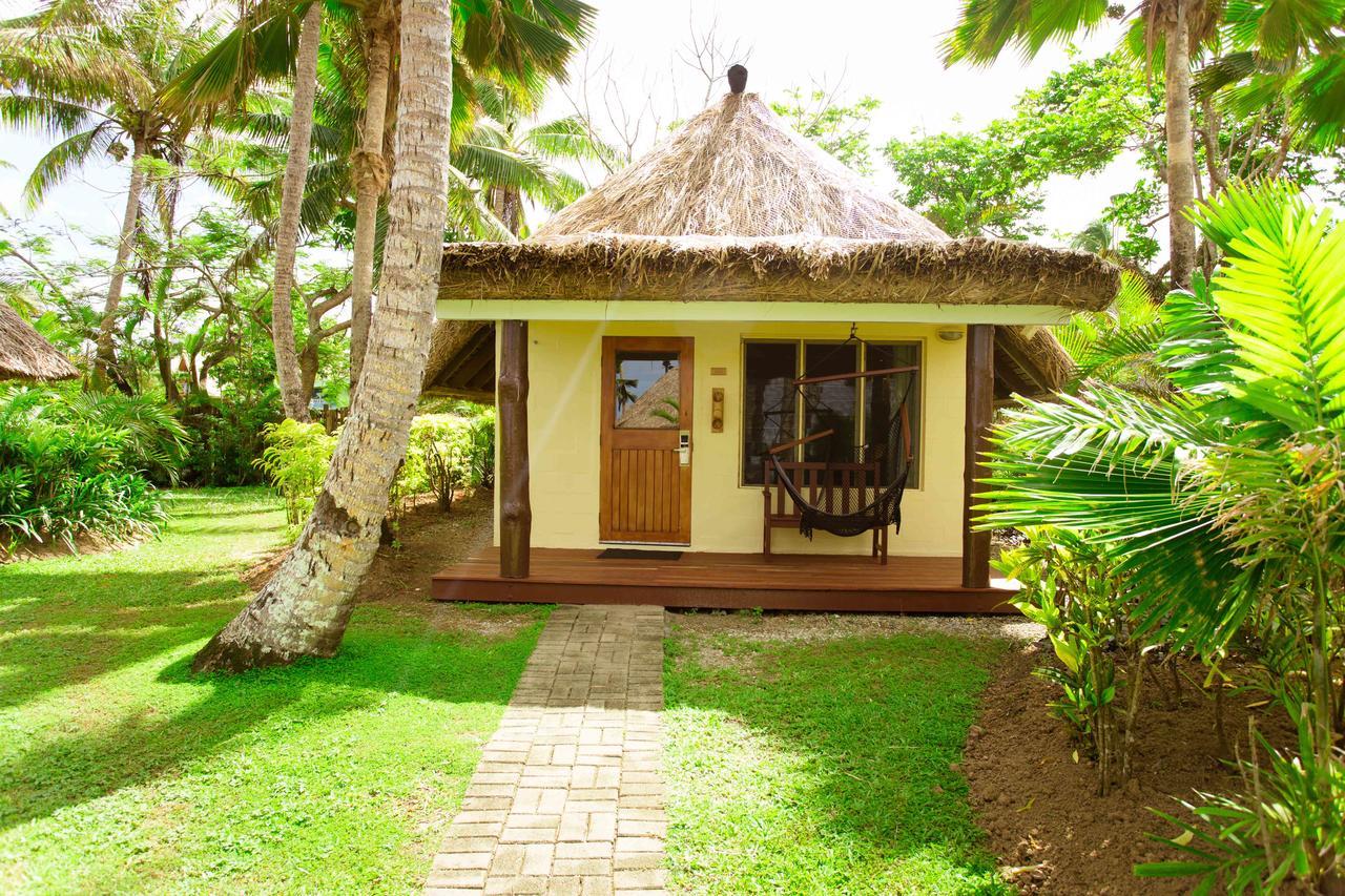 Outrigger Fiji Beach Resort Korotogo Eksteriør bilde A bungalow at the resort
